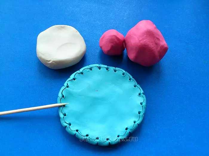 کیک پلاستیکی (38 عکس): نحوه ساخت کیک برای کودکان 5-6 و 3-4 ساله؟ گام به گام شرح مدل سازی و نمونه های زیبا از صنایع دستی 26561_18