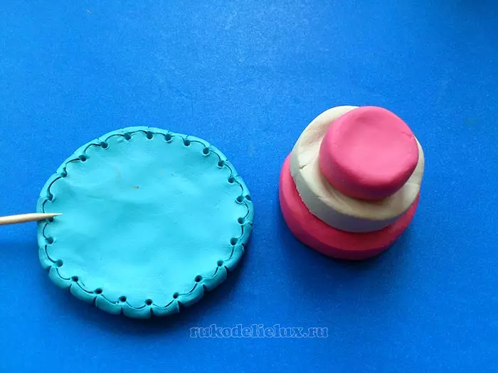 کیک پلاستیکی (38 عکس): نحوه ساخت کیک برای کودکان 5-6 و 3-4 ساله؟ گام به گام شرح مدل سازی و نمونه های زیبا از صنایع دستی 26561_19