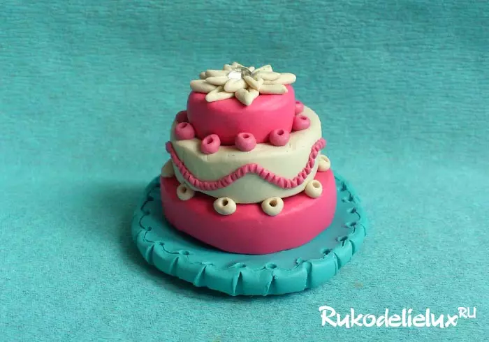 Plasticine Cake (38 Billeder): Sådan laver du en kage til børn 5-6 og 3-4 år gammel? Trin-for-trin Beskrivelse af modellering og smukke eksempler på håndværk 26561_20