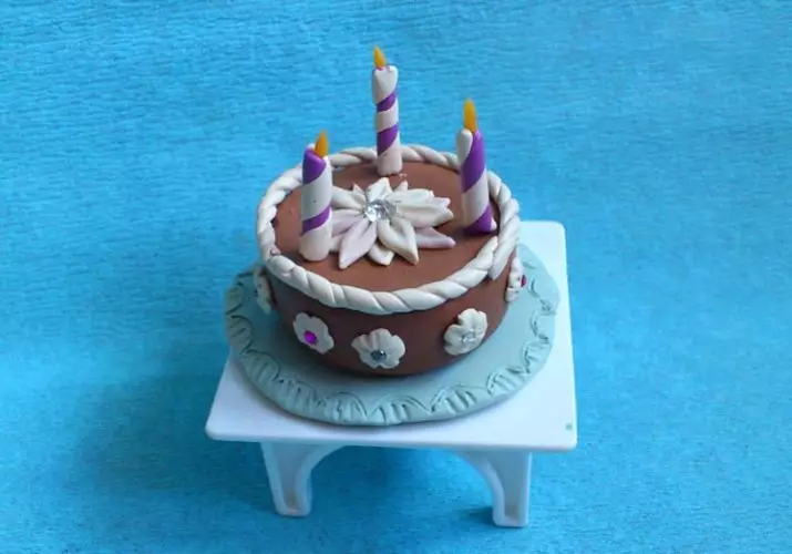 粘土ケーキ（38枚の写真）：5-6と3~4歳の子供のためのケーキを作るには？工芸品のモデリングと美しい例のステップバイステップの説明 26561_21