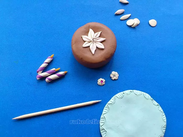 Pastel de plastilina (38 fotos): ¿Cómo hacer un pastel para niños de 5 a 6 y 3-4 años? Descripción paso a paso del modelado y hermosos ejemplos de artesanías. 26561_25