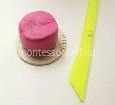 کیک پلاستیکی (38 عکس): نحوه ساخت کیک برای کودکان 5-6 و 3-4 ساله؟ گام به گام شرح مدل سازی و نمونه های زیبا از صنایع دستی 26561_29