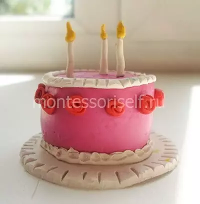 Plasticinetaart (38 foto's): Hoe maak je een taart voor kinderen van 5-6 en 3-4 jaar oud? Stapsgewijze beschrijving van modellering en prachtige voorbeelden van ambachten 26561_31