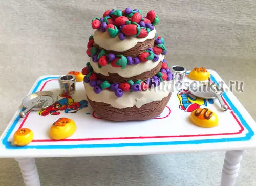 Plasticine cake (38 photos): How to make a cake for children 5-6 and 3-4 years old? Step-by-step description of modeling and beautiful examples of crafts 26561_36
