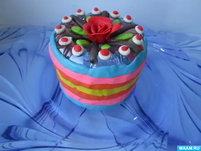 Plasticine Cake (38 Billeder): Sådan laver du en kage til børn 5-6 og 3-4 år gammel? Trin-for-trin Beskrivelse af modellering og smukke eksempler på håndværk 26561_6