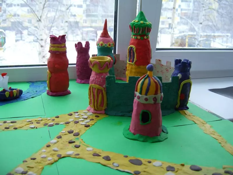 Istana dari plasticine: Bagaimana untuk membuat istana pukal dengan tangan mereka sendiri langkah demi langkah? Bagaimana untuk membuatnya di kadbod? Tips Lingkuman Castle untuk Puteri 26564_22