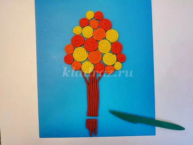 Пластелин дърво пламъци: как да се направи на есенния Апликация върху картона в техниката на plasticography на етапи? Други идеи, материали и инструменти 26569_13