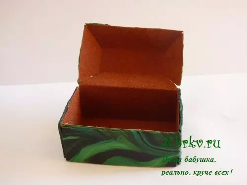 Malachite plasticine box (28 photos): how to make the basis with your own hands? How to make the imitation of malachite on cardboard? What does a box look like after work? 26574_17