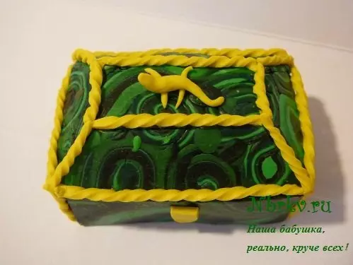 Malachite plasticine box (28 photos): how to make the basis with your own hands? How to make the imitation of malachite on cardboard? What does a box look like after work? 26574_20