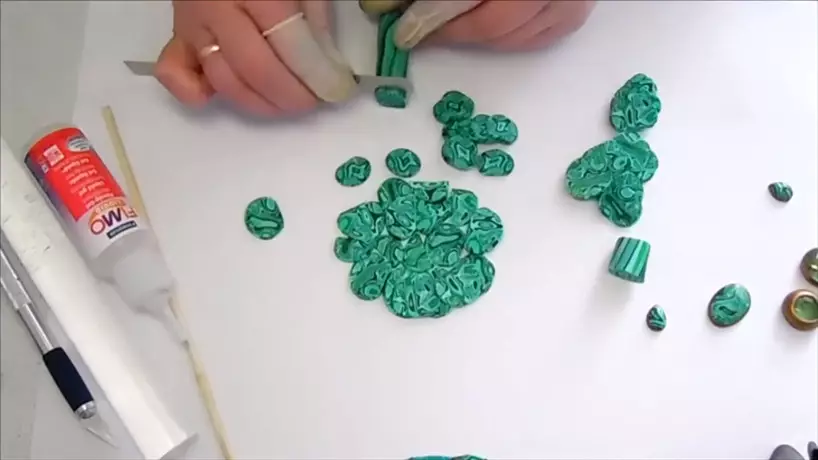 Malachite plasticine box (28 photos): how to make the basis with your own hands? How to make the imitation of malachite on cardboard? What does a box look like after work? 26574_23