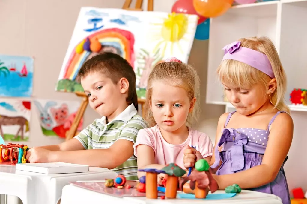 Пластмасови моделиране за деца на възраст 3-4 години (54 снимки): Ние изваждаме занаятите стъпка по стъпка с децата. Как да заслепи животински фигури? Лесни и леки занаяти Направи си сам 26577_11
