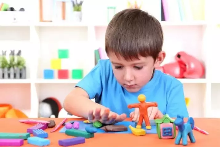 Пластмасови моделиране за деца на възраст 3-4 години (54 снимки): Ние изваждаме занаятите стъпка по стъпка с децата. Как да заслепи животински фигури? Лесни и леки занаяти Направи си сам 26577_12