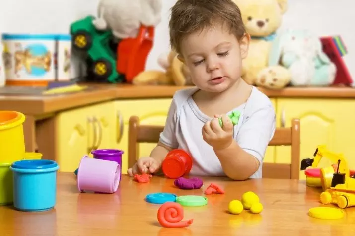 Пластмасови моделиране за деца на възраст 3-4 години (54 снимки): Ние изваждаме занаятите стъпка по стъпка с децата. Как да заслепи животински фигури? Лесни и леки занаяти Направи си сам 26577_14