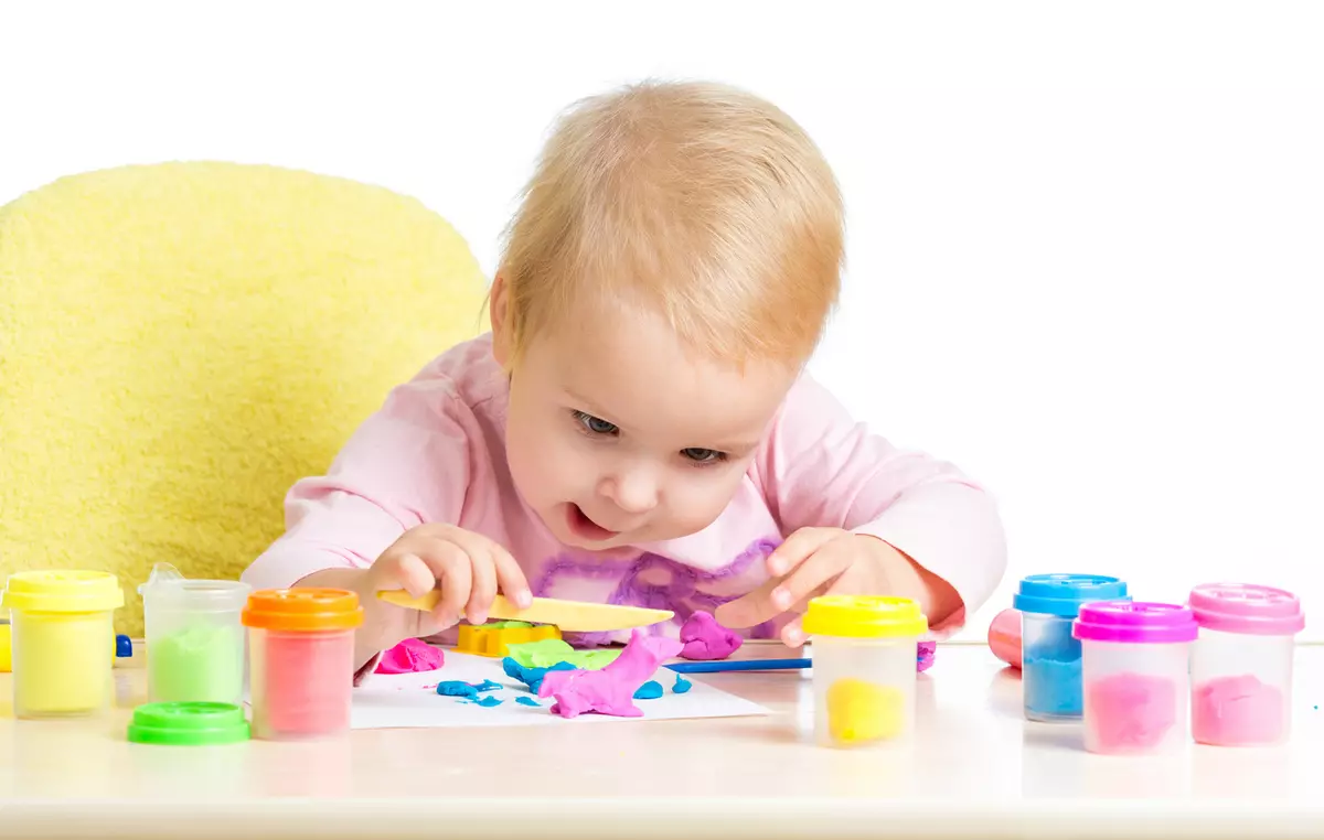 Пластмасови моделиране за деца на възраст 3-4 години (54 снимки): Ние изваждаме занаятите стъпка по стъпка с децата. Как да заслепи животински фигури? Лесни и леки занаяти Направи си сам 26577_8