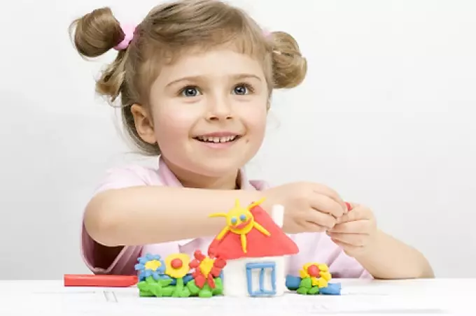 Пластинско моделирање за деца 3-4 години (54 фотографии): Ние ги срушивме занаетите на чекор по чекор со деца. Како да слепите животински бројки? Едноставни и лесни занаети го прават тоа сами 26577_9