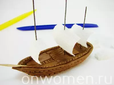 Plastilinas laivas: kaip padaryti karinį valtį vaikams? Kaip padaryti piratų laivą su savo rankomis etapuose? Žingsnis į žingsnį burlaivis 26582_18
