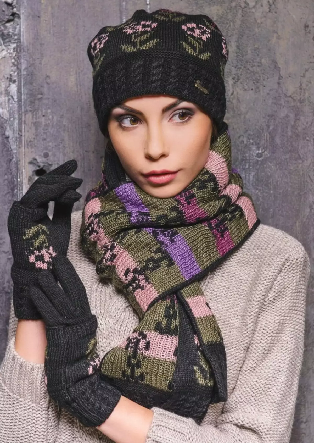 Set: female hat, gloves and scarf (49 photos): set with logo, female knitted mittens in the set 2658_20