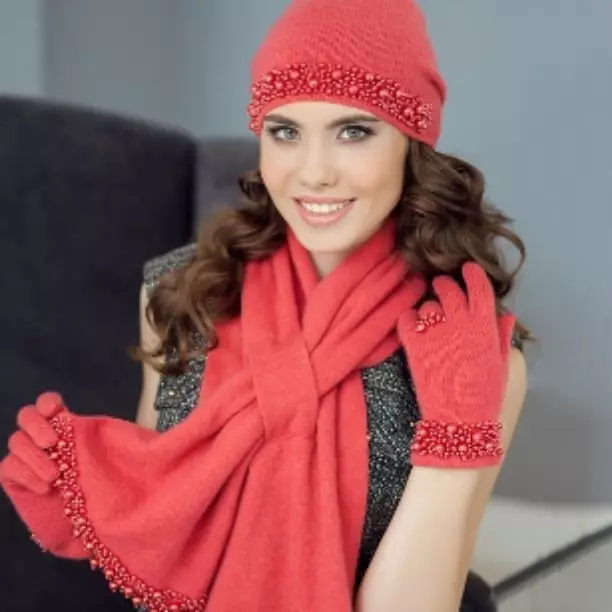 Nastaviť: Žena klobúk, rukavice a šatky (49 fotografií): Súprava s logom, ženské pletené palčiaky v súprave 2658_32