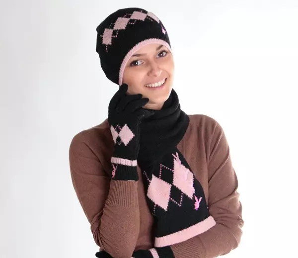 Set: female hat, gloves and scarf (49 photos): set with logo, female knitted mittens in the set 2658_38
