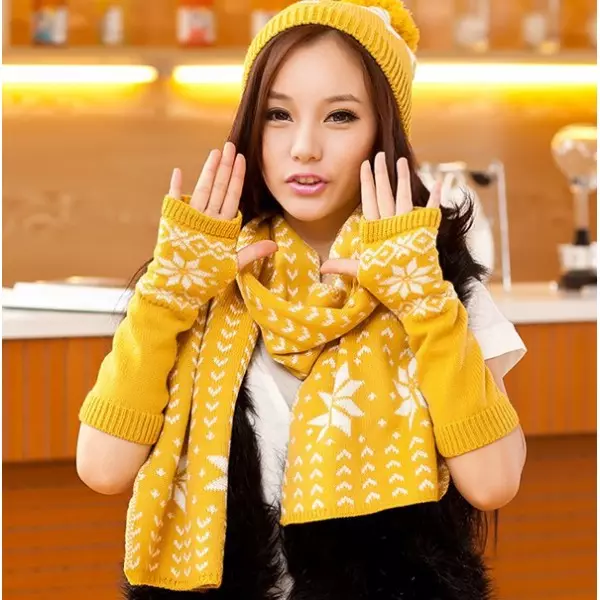 Set: female hat, gloves and scarf (49 photos): set with logo, female knitted mittens in the set 2658_45