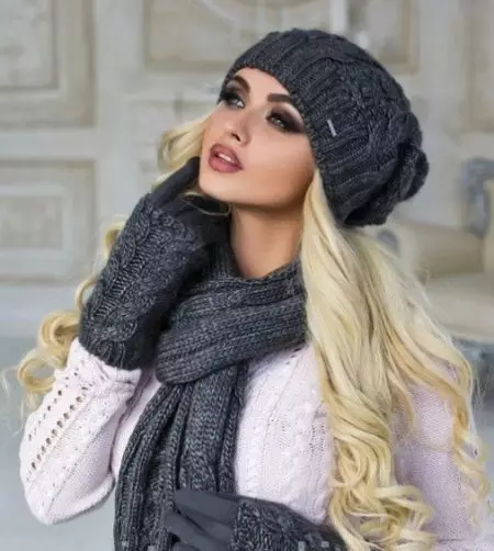 Set: female hat, gloves and scarf (49 photos): set with logo, female knitted mittens in the set 2658_5