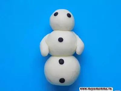 Snowman diperbuat daripada plasticine: bagaimana membuat kadbod dan membuat langkah salji pukal demi langkah untuk kanak-kanak? 26594_10