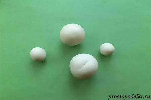 Snømann laget av plasticine: Hvordan lage på papp og lage en bulk snømann trinn for trinn for barn? 26594_13