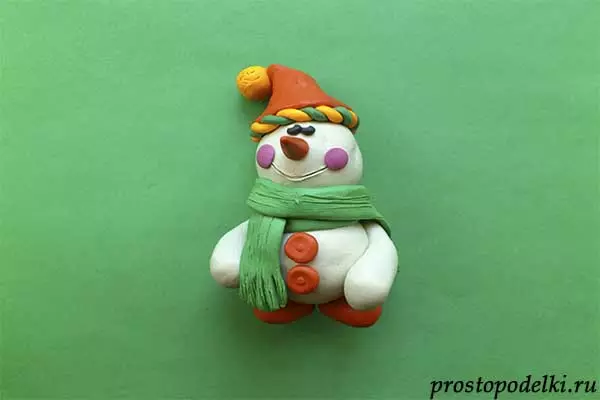 Сніговик з пластиліну: як зробити на картоні і зліпити об'ємного сніговика покроково для дітей? 26594_18