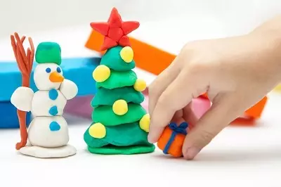 Bałwan wykonany z plasteliny: Jak zrobić na kartonie i zrobić bulwy Snowman krok po kroku dla dzieci? 26594_3