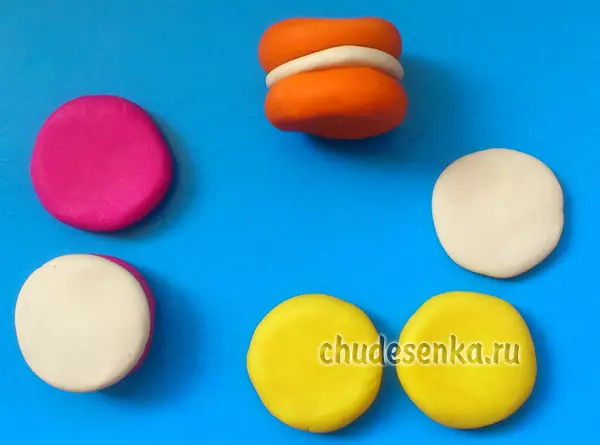 Gula-gula dari plastik: Bagaimana untuk membuat kek dengan tangan anda sendiri? Bagaimana untuk membuat lollipop kepada kanak-kanak? Memodelkan angka lain 26596_16