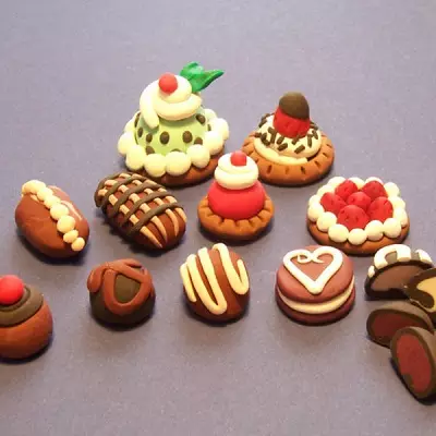 Dulciuri din plasticină: Cum să faci un tort cu propriile mâini? Cum să faci o lollipop copiilor? Modelarea altor figuri 26596_2
