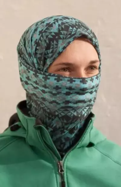 Bandana op gezicht (72 foto's): sjaal op het hoofd, vrouwelijke bandana op de nek, zakdoek, masker, hoe een bandana met je eigen handen te maken 2659_13
