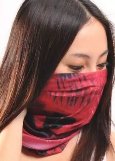 Bandana na obličej (72 fotografií): šátek na hlavě, ženské bandana na krku, kapesník, maska, jak udělat bandana s vlastními rukama 2659_29