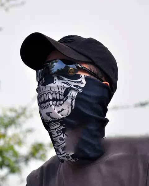 Bandana në fytyrë (72 foto): shall në kokë, bandana femër në qafë, shami, maskë, si për të bërë një bandana me duart tuaja 2659_35
