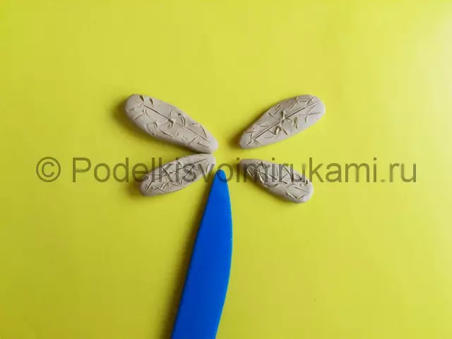 Serangga plastisin: pemodelan ulat. Bagaimana anak-anak membuat capung secara bertahap? Siapa yang bergaul dari kerucut dan anak-anak prasekolah plastisin? Skema langkah demi langkah 26600_10