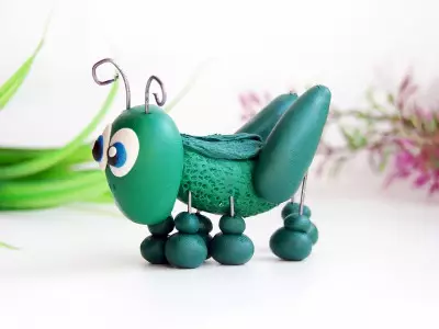 Plasticine-insecten: Caterpillar-modellering. Hoe maken kinderen libel geleidelijk? Wie doen van kegels en kleuterschoolers? Stapsgewijze schema's 26600_22