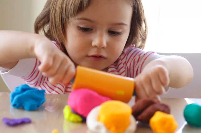 Hvernig á að blinda picama úr plasti? 22 myndir Hvernig á að gera það frá léttu plasti í stigum? Hvernig á að sculpt myndina fyrir börn frá venjulegum plasticíni skref fyrir skref? 26605_6