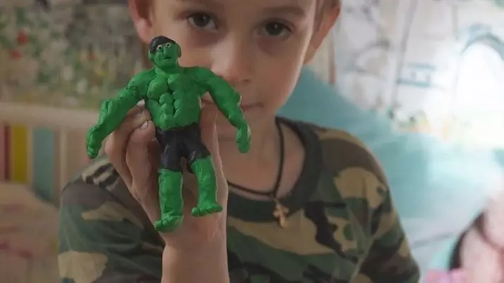 Hulk de plasticina: Como fazer um toppool Hulka? O que você precisa para fazê-lo espremer? Dicas sobre a colocação 26610_2