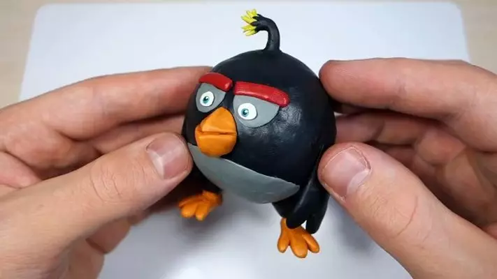 Angry Birds a partir de plastilina: como facer unha tarxeta de figura vermella? LePim malvados paxaros paso a paso. Como facer diferentes oficios para nenos? 26612_10