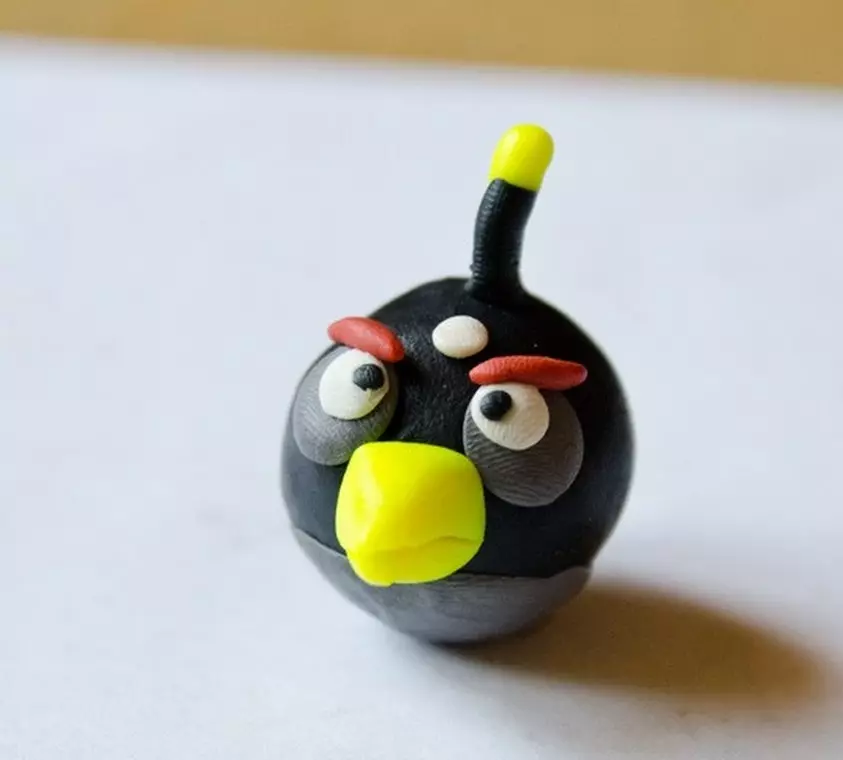 Angry Birds från plasticine: Hur man gör ett kort figurrött? Lepim onda fåglar steg för steg. Hur man gör olika hantverk för barn? 26612_11