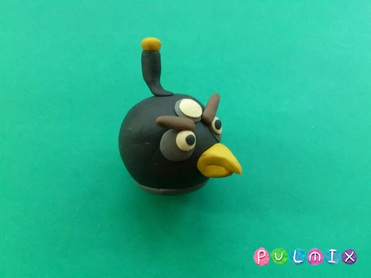 Angry Birds dari Plasticine: Cara Membuat Kartu Figurine Merah? Burung jahat Lepim langkah demi langkah. Bagaimana membuat kerajinan yang berbeda untuk anak-anak? 26612_15