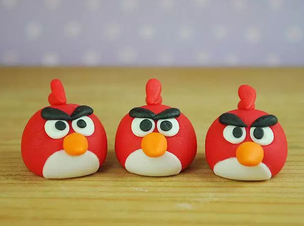 Angry Birds van Plasticine: hoe om 'n kaartjie beeldjie RED maak? Lepim kwaad voëls stap vir stap. Hoe om verskillende handwerk te maak vir kinders? 26612_2