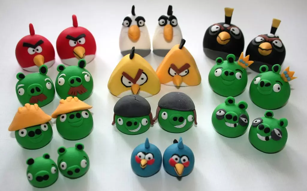 Angry Birds nga plasticine: Si për të bërë një figurë të kartës të kuqe? Lepim zogjtë e keqe hap pas hapi. Si të bëni zanatet e ndryshme për fëmijët? 26612_3