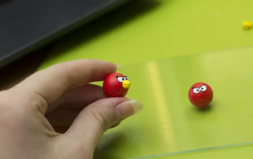 Angry Birds kusukela Plasticine: zendlela yokwenza Umfanekiso ikhadi RED? Lepim izinyoni okubi step by step. Indlela yokwenza yezandla ezahlukene izingane? 26612_4