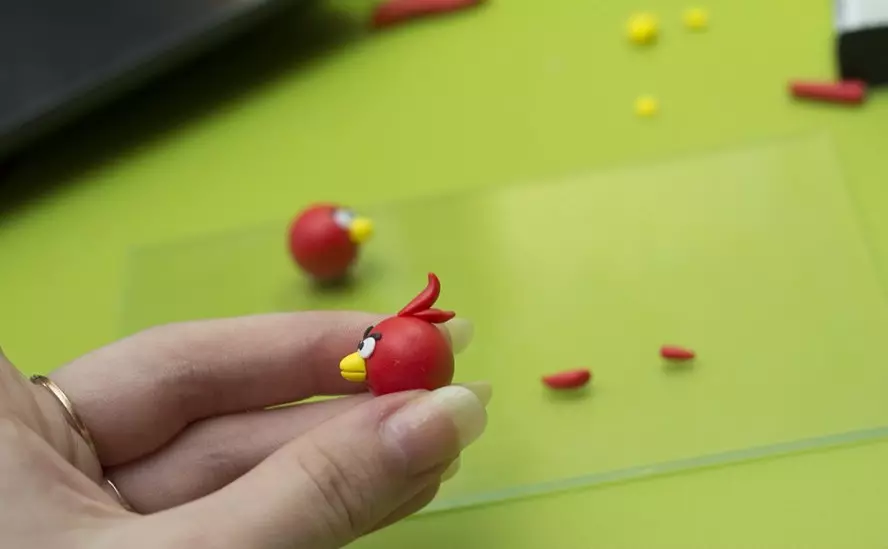 Angry Birds de plastilina: com fer una figureta targeta vermella? mals ocells lepim pas a pas. Com fer diferents manualitats per a nens? 26612_5