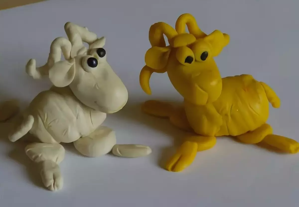 Plasticine (54 장의 사진)에서 Dymkovskaya 장난감 : 염소와 말, 숙녀, 새, 명확한, cockerel 및 dymkovsky 장난감을 기반으로하는 크레이드 오리 26613_36