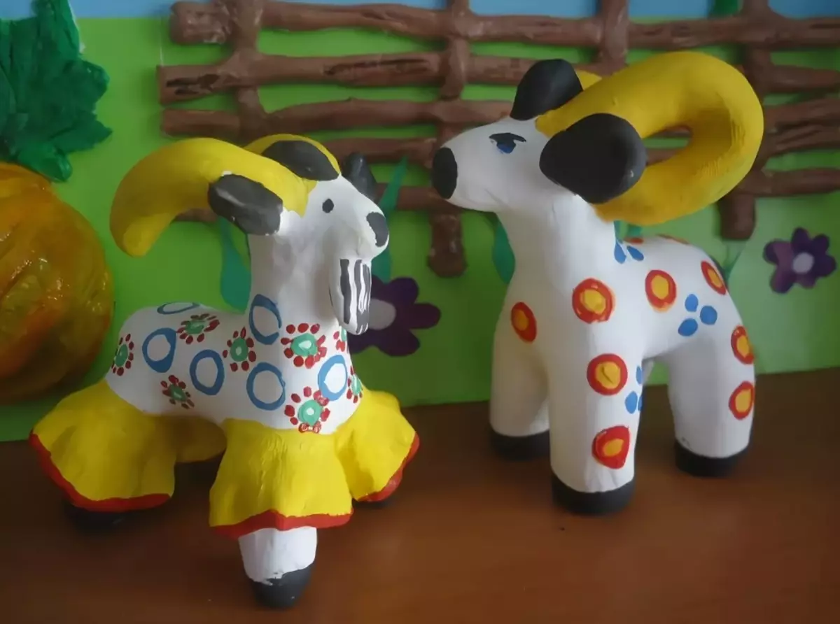 Dymkovskaya играчка од пластистина (54 фотографии): Фавоуд патки од коза и коњи, дами, птици и појаснување, петел и занаети врз основа на dymkovsky играчки 26613_39
