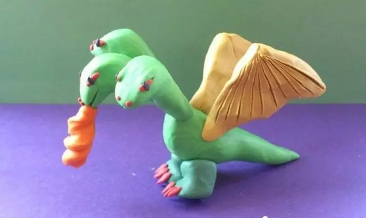 Snake Gorynych de plastilina (21 fotos): como facelo coas túas propias mans cun silencio fases? Como facer paso a cartografía sobre os nenos de cartón? Outras ideas 26621_17