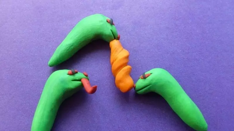 Slang Gorynych van Plasticine (21 foto's): hoe om dit te maak met jou eie hande met 'n stille uitgefaseer? Hoe om te stap verbypad kartering op karton kinders? Ander idees 26621_20