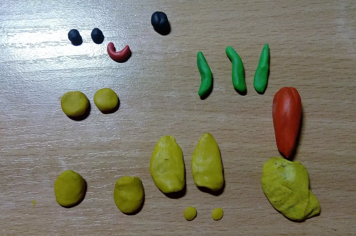 Ambachten van kastanjes en plasticine (51 foto's): Hoe kinderen een beer en uil te maken? Paddestoelenmodellering en rupsen met hun eigen handen, vochtige dieren en spinnen 26623_18